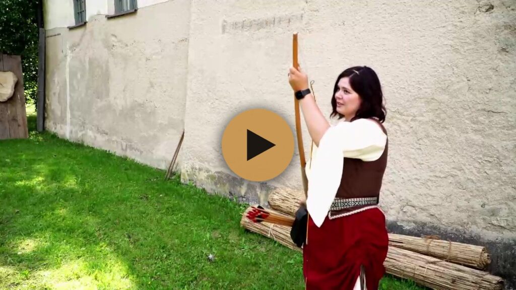 Vorschaubild mit Play-Symbol: Bogenschützin in Gewandung mit Langbogen beim Mittelalterspektakel „Auf Heller und Barde“ in Arnstorf, aus der Sondersendung von Niederbayern TV; ab Minute 21:17 geht es um die Traditionellen Bogenschützen Arnstorf